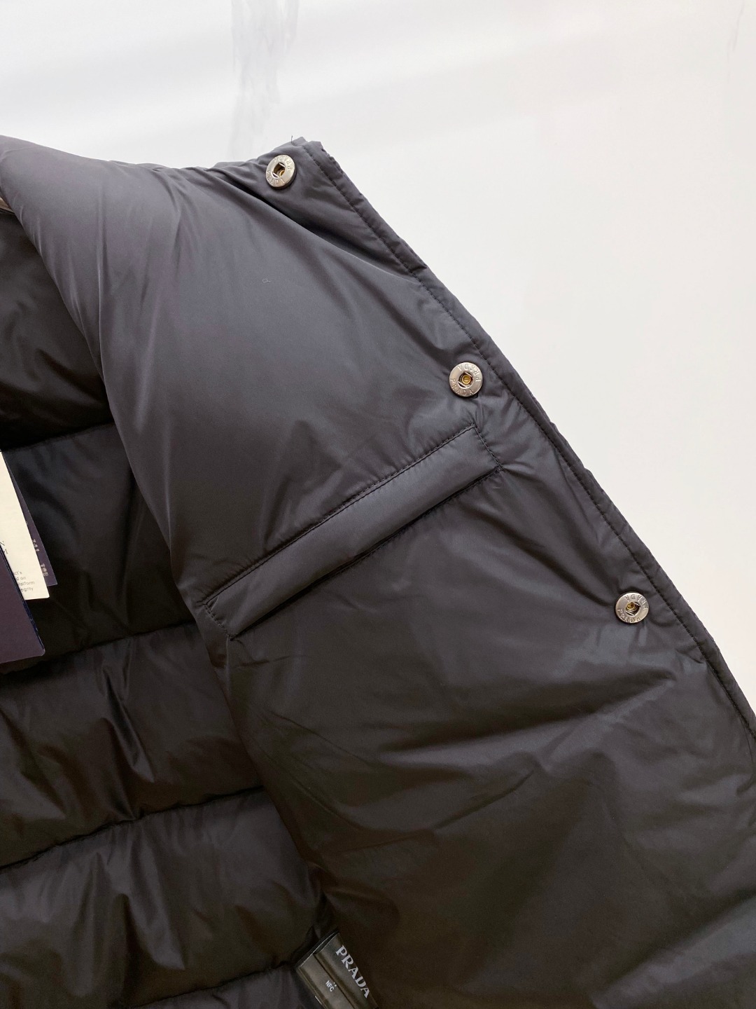 Prada 普拉达2025秋冬专柜同步新品发布，最新款羽绒服出货，全部原版购入，今年最新色，无论面料和辅