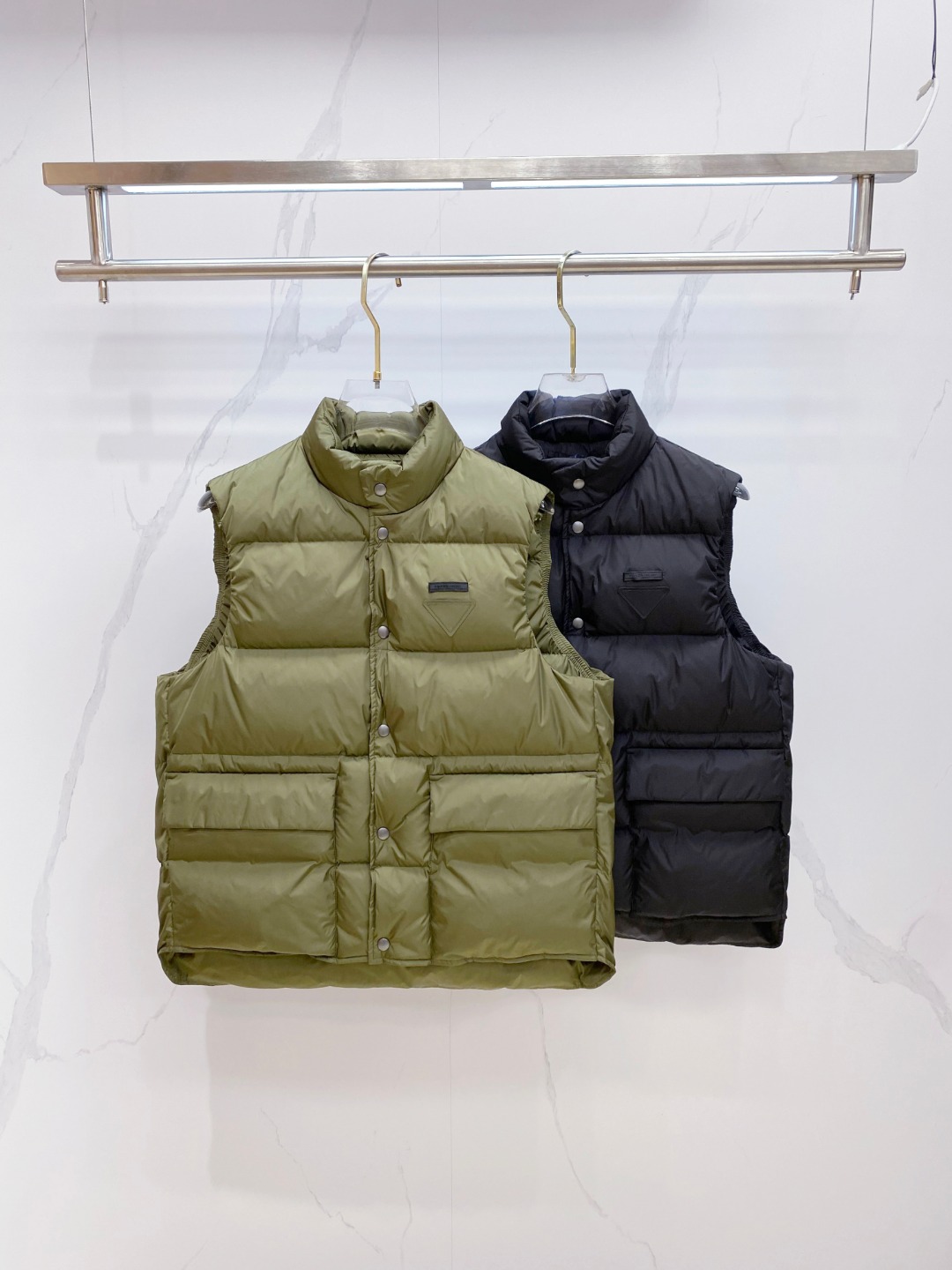 Prada 普拉达2025秋冬专柜同步新品发布，最新工装羽绒马甲出货，原版购入，无论面料及辅料，全部做到