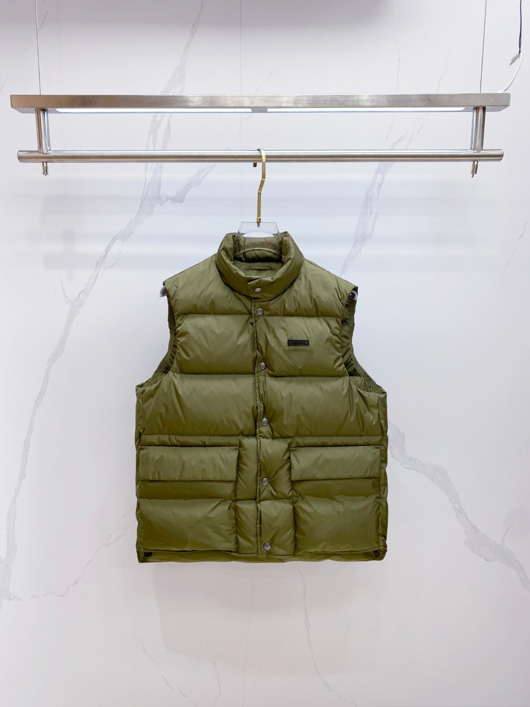 Prada 普拉达2025秋冬专柜同步新品发布，最新工装羽绒马甲出货，原版购入，无论面料及辅料，全部做到