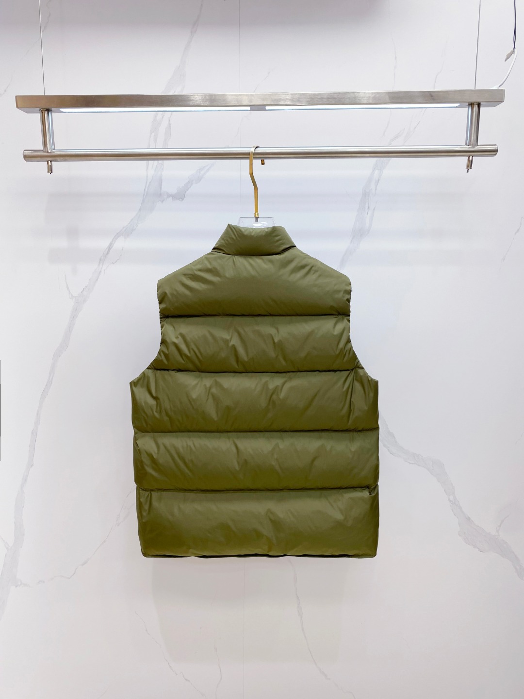 Prada 普拉达2025秋冬专柜同步新品发布，最新工装羽绒马甲出货，原版购入，无论面料及辅料，全部做到