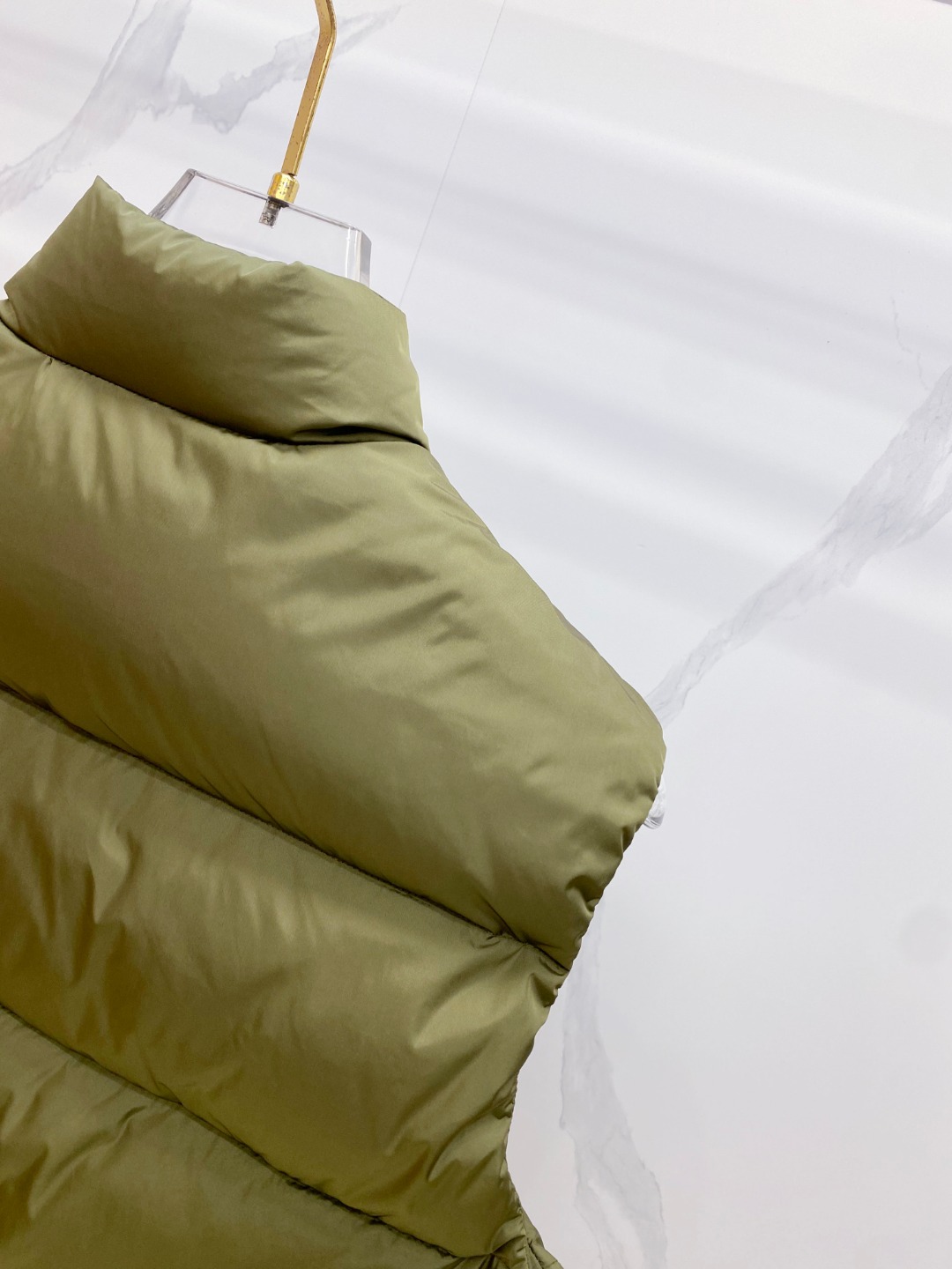 Prada 普拉达2025秋冬专柜同步新品发布，最新工装羽绒马甲出货，原版购入，无论面料及辅料，全部做到