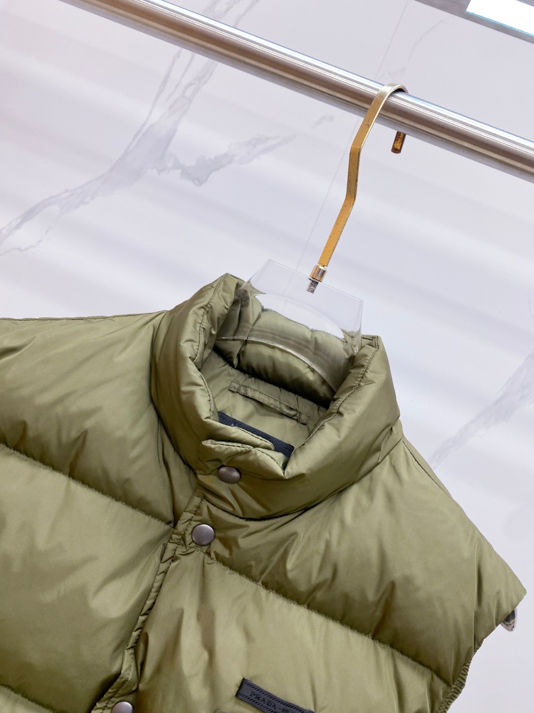 Prada 普拉达2025秋冬专柜同步新品发布，最新工装羽绒马甲出货，原版购入，无论面料及辅料，全部做到