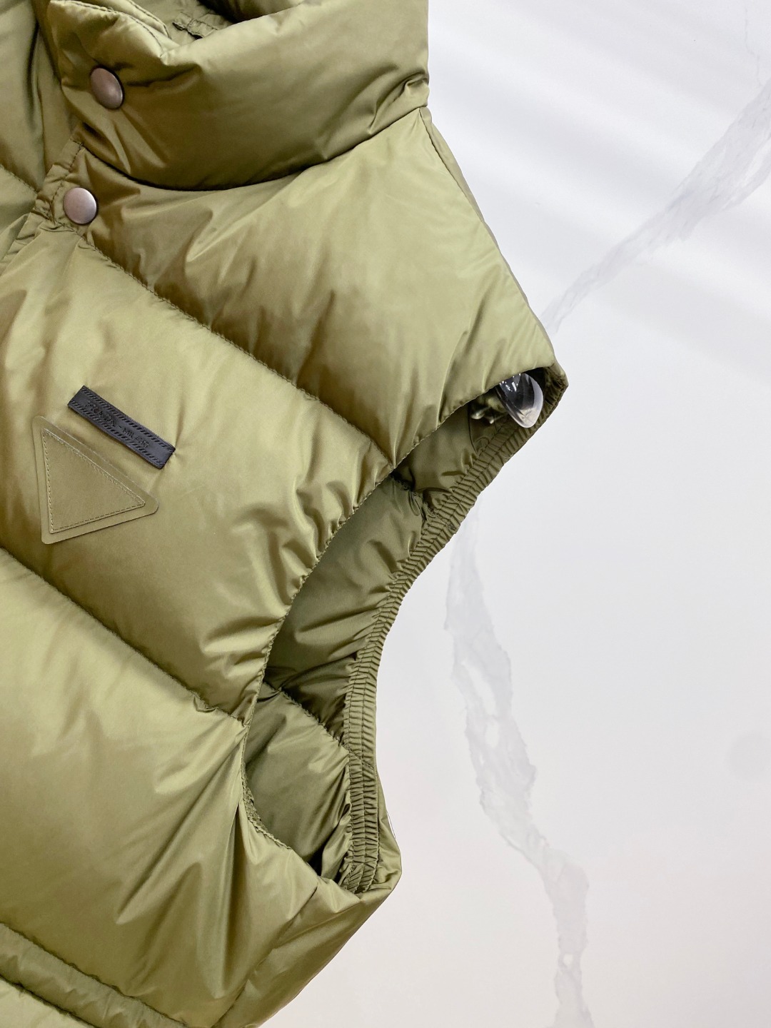 Prada 普拉达2025秋冬专柜同步新品发布，最新工装羽绒马甲出货，原版购入，无论面料及辅料，全部做到