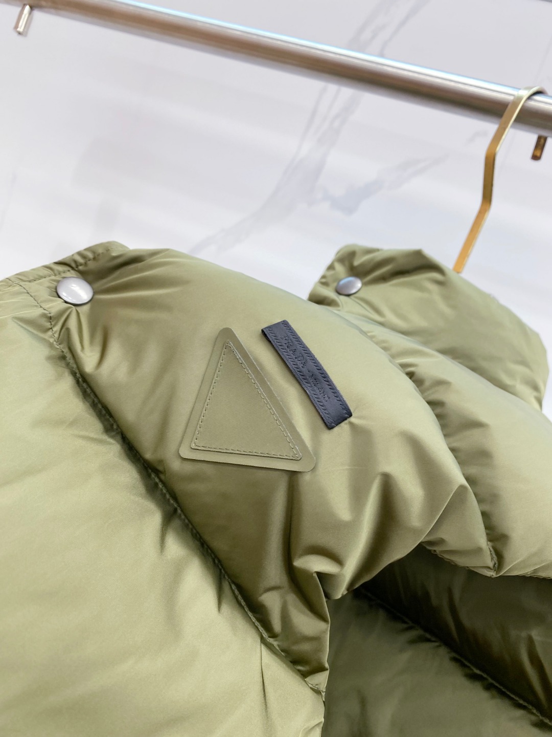 Prada 普拉达2025秋冬专柜同步新品发布，最新工装羽绒马甲出货，原版购入，无论面料及辅料，全部做到