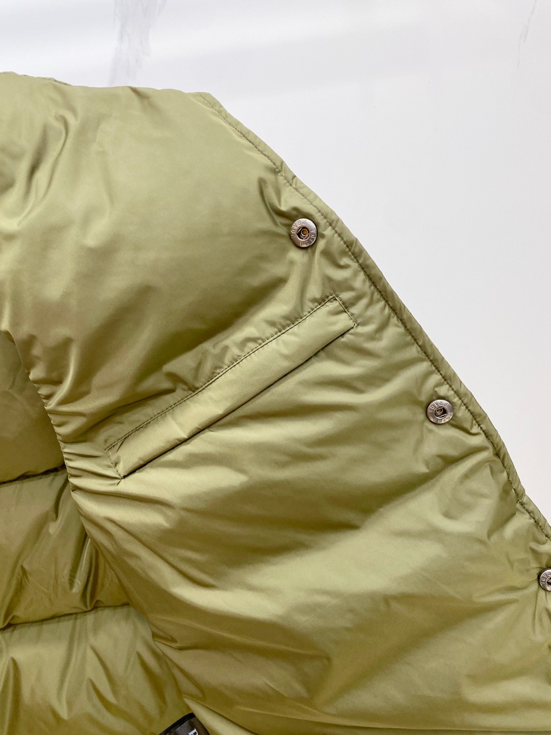 Prada 普拉达2025秋冬专柜同步新品发布，最新工装羽绒马甲出货，原版购入，无论面料及辅料，全部做到