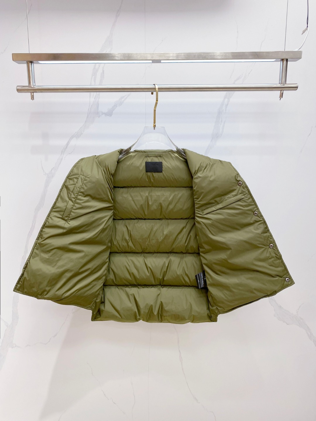 Prada 普拉达2025秋冬专柜同步新品发布，最新工装羽绒马甲出货，原版购入，无论面料及辅料，全部做到