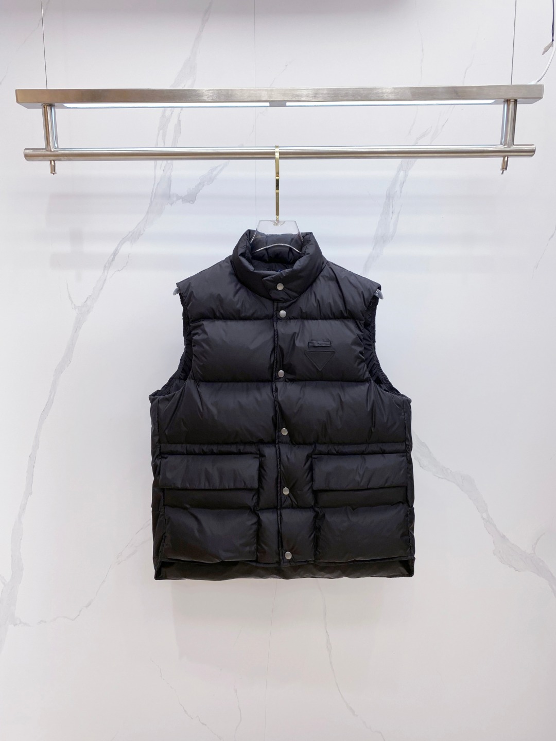 Prada 普拉达2025秋冬专柜同步新品发布，最新工装羽绒马甲出货，原版购入，无论面料及辅料，全部做到