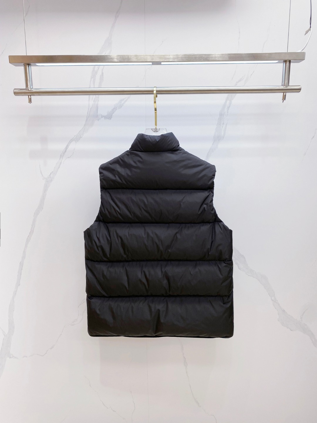 Prada 普拉达2025秋冬专柜同步新品发布，最新工装羽绒马甲出货，原版购入，无论面料及辅料，全部做到