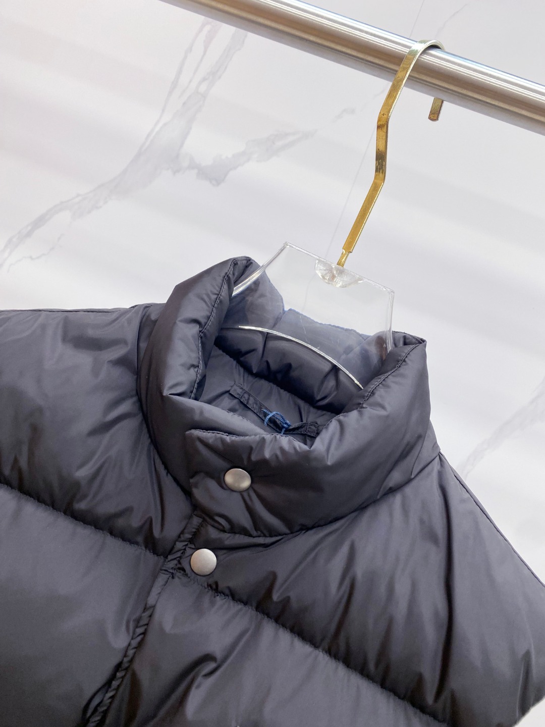 Prada 普拉达2025秋冬专柜同步新品发布，最新工装羽绒马甲出货，原版购入，无论面料及辅料，全部做到