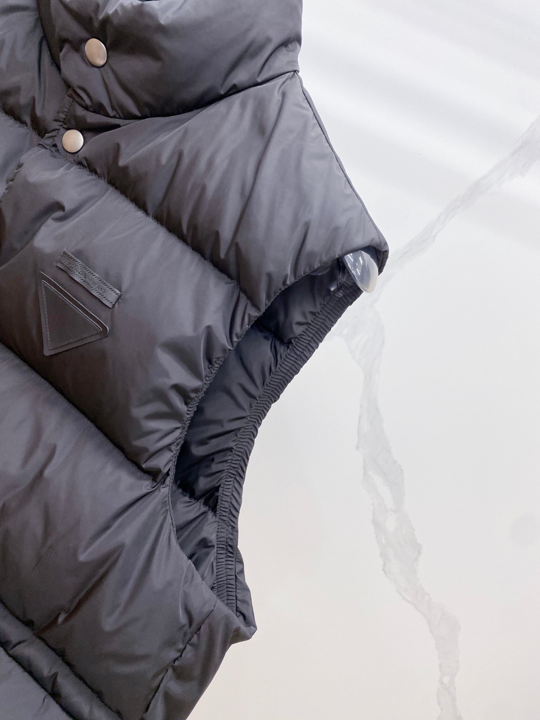 Prada 普拉达2025秋冬专柜同步新品发布，最新工装羽绒马甲出货，原版购入，无论面料及辅料，全部做到