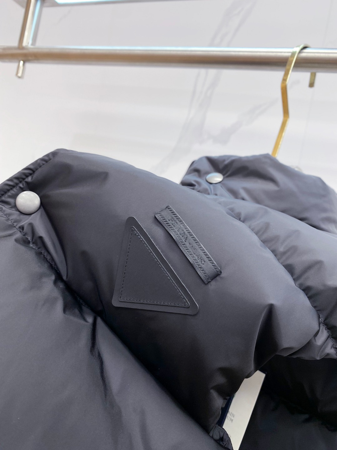 Prada 普拉达2025秋冬专柜同步新品发布，最新工装羽绒马甲出货，原版购入，无论面料及辅料，全部做到