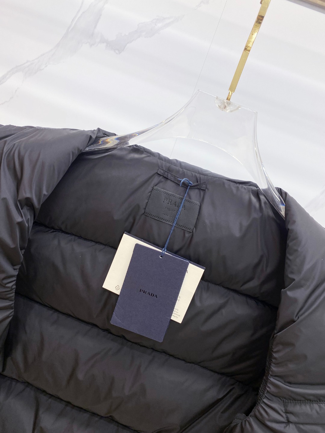 Prada 普拉达2025秋冬专柜同步新品发布，最新工装羽绒马甲出货，原版购入，无论面料及辅料，全部做到