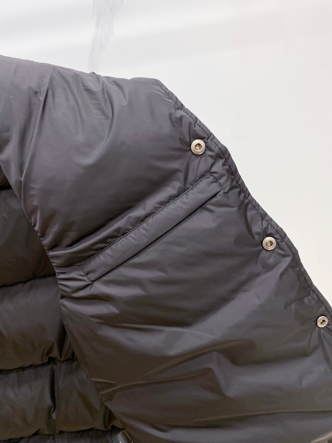 Prada 普拉达2025秋冬专柜同步新品发布，最新工装羽绒马甲出货，原版购入，无论面料及辅料，全部做到