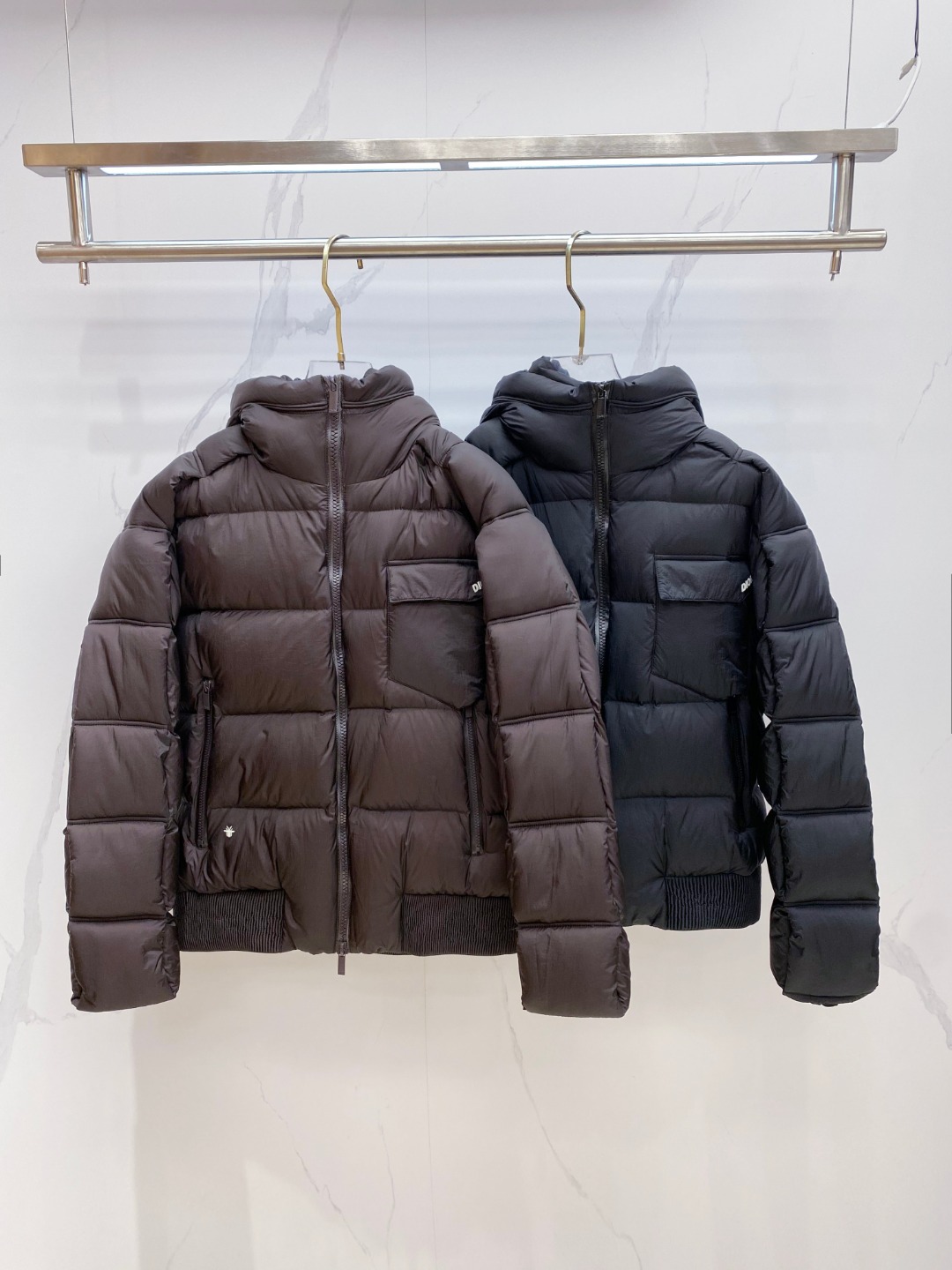 Dior 迪奥 🆕🆕🆕25年冬季最新羽绒服立体剪裁廓形版型上身显瘦帅气！胸前小logo设计、时尚感极强。