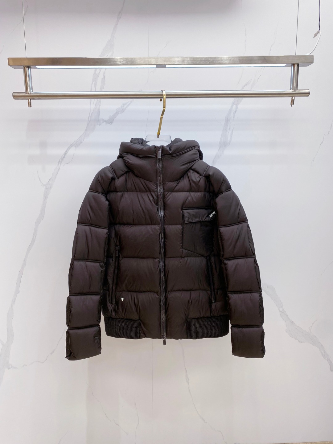 Dior 迪奥 🆕🆕🆕25年冬季最新羽绒服立体剪裁廓形版型上身显瘦帅气！胸前小logo设计、时尚感极强。