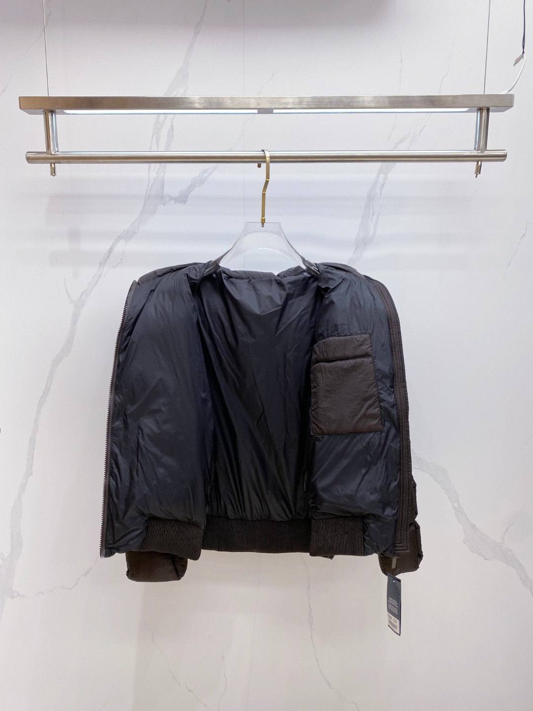 Dior 迪奥 🆕🆕🆕25年冬季最新羽绒服立体剪裁廓形版型上身显瘦帅气！胸前小logo设计、时尚感极强。