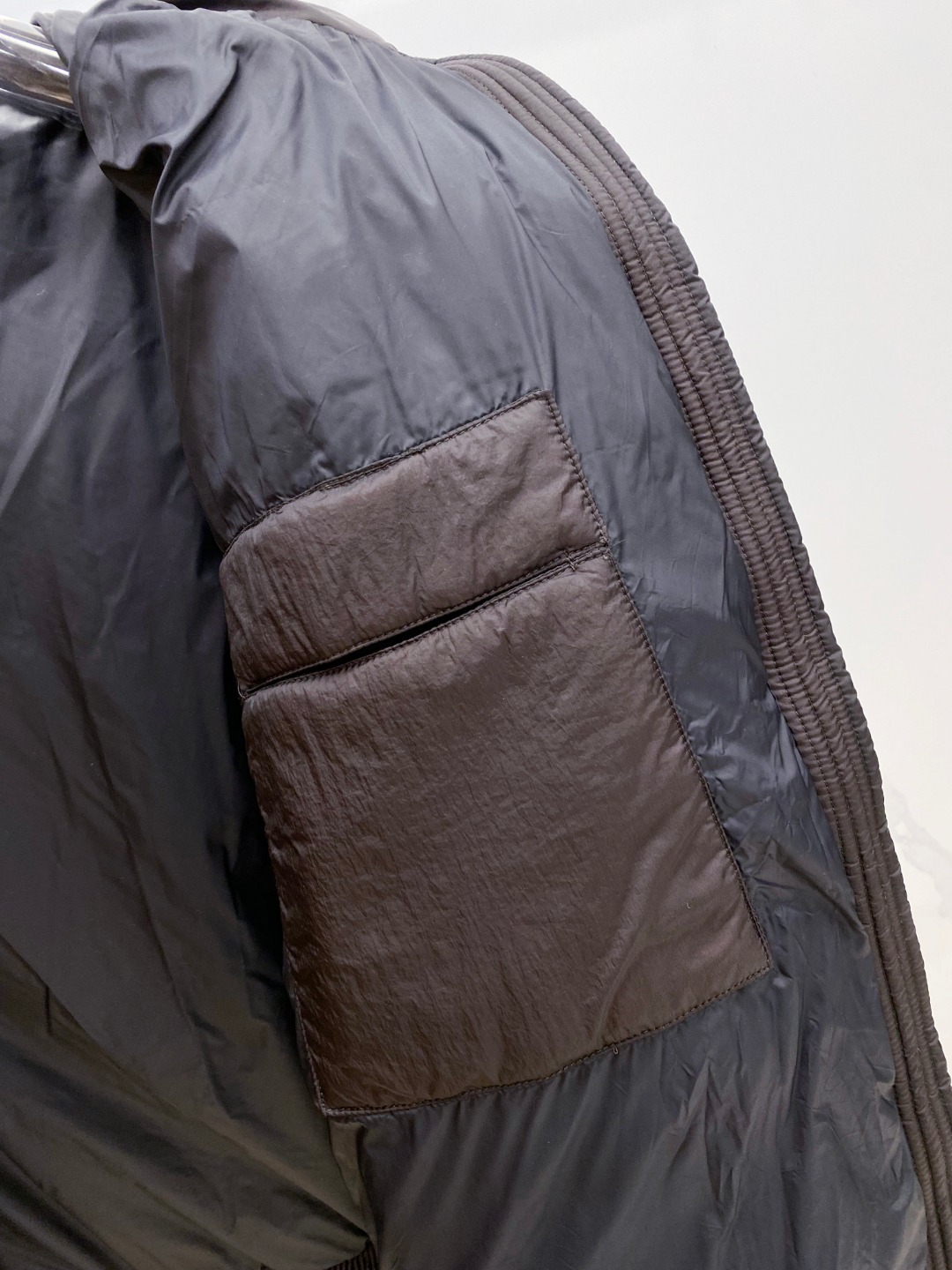 Dior 迪奥 🆕🆕🆕25年冬季最新羽绒服立体剪裁廓形版型上身显瘦帅气！胸前小logo设计、时尚感极强。