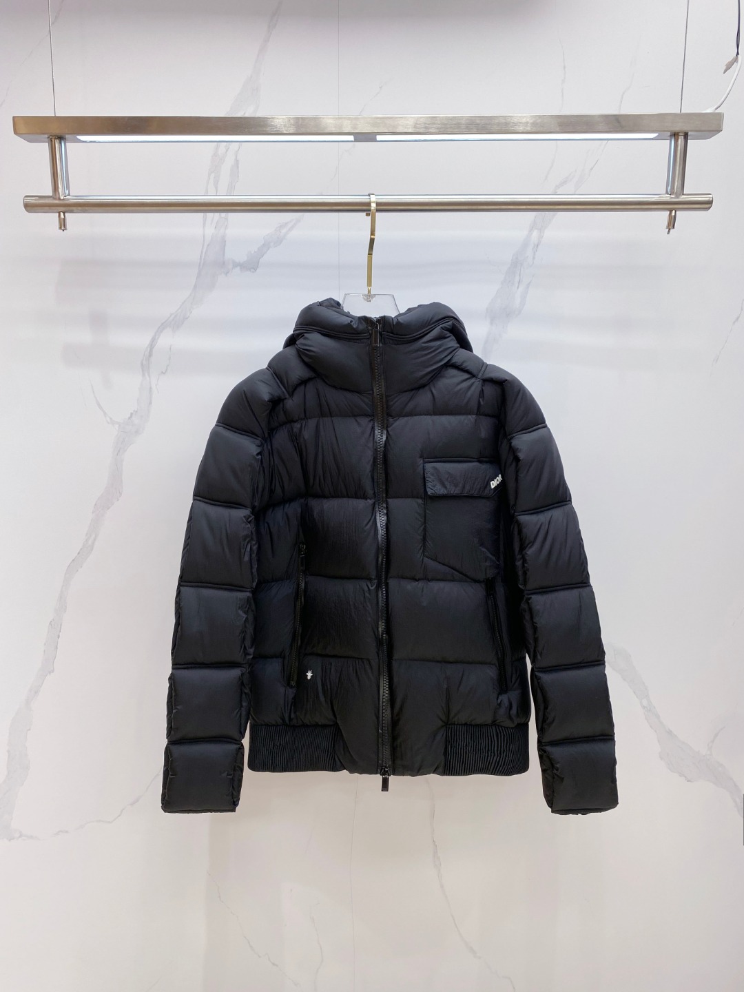 Dior 迪奥 🆕🆕🆕25年冬季最新羽绒服立体剪裁廓形版型上身显瘦帅气！胸前小logo设计、时尚感极强。