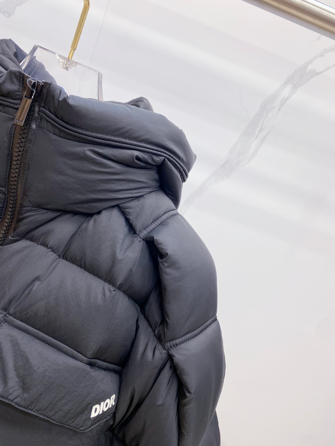 Dior 迪奥 🆕🆕🆕25年冬季最新羽绒服立体剪裁廓形版型上身显瘦帅气！胸前小logo设计、时尚感极强。