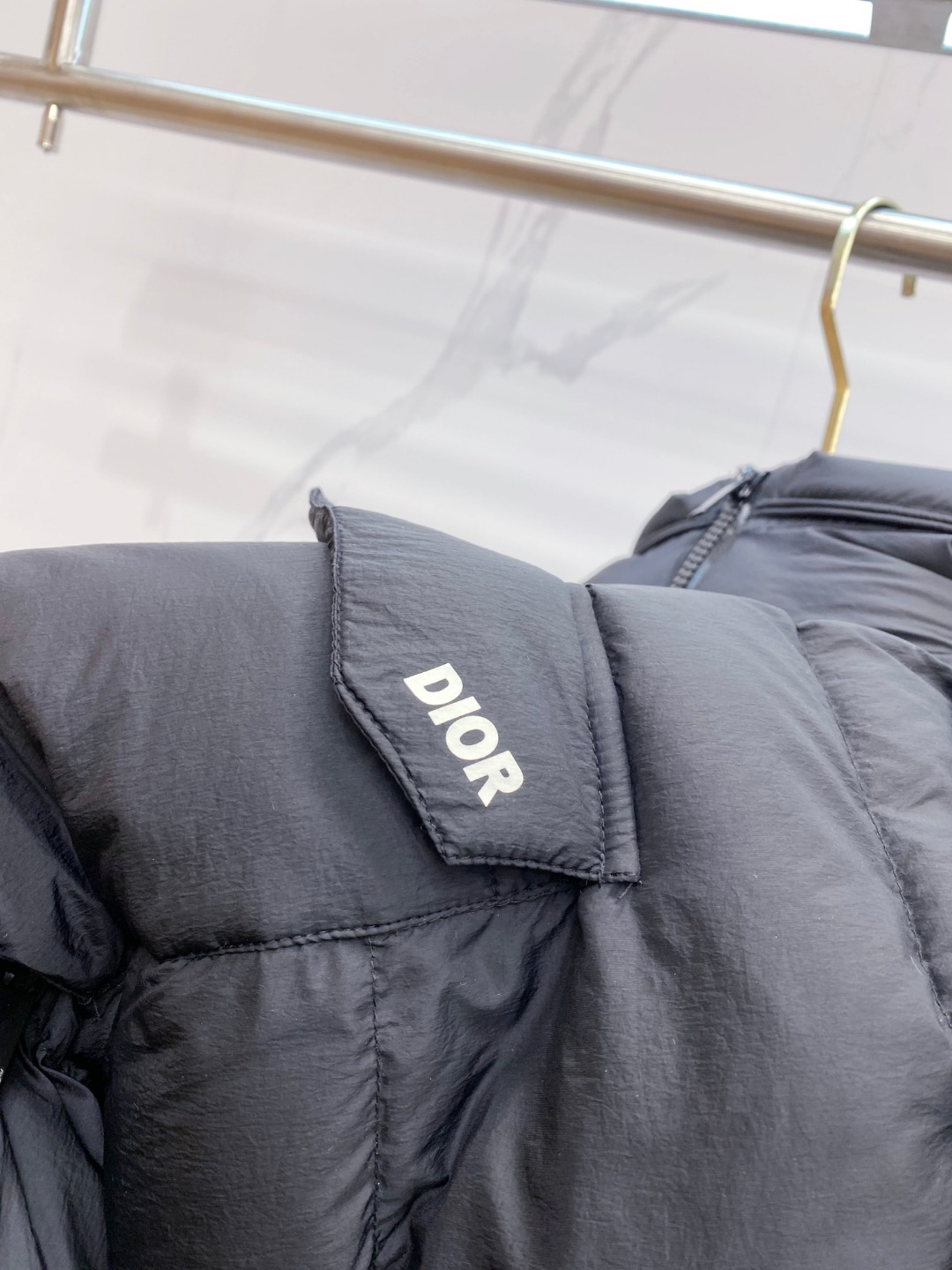 Dior 迪奥 🆕🆕🆕25年冬季最新羽绒服立体剪裁廓形版型上身显瘦帅气！胸前小logo设计、时尚感极强。