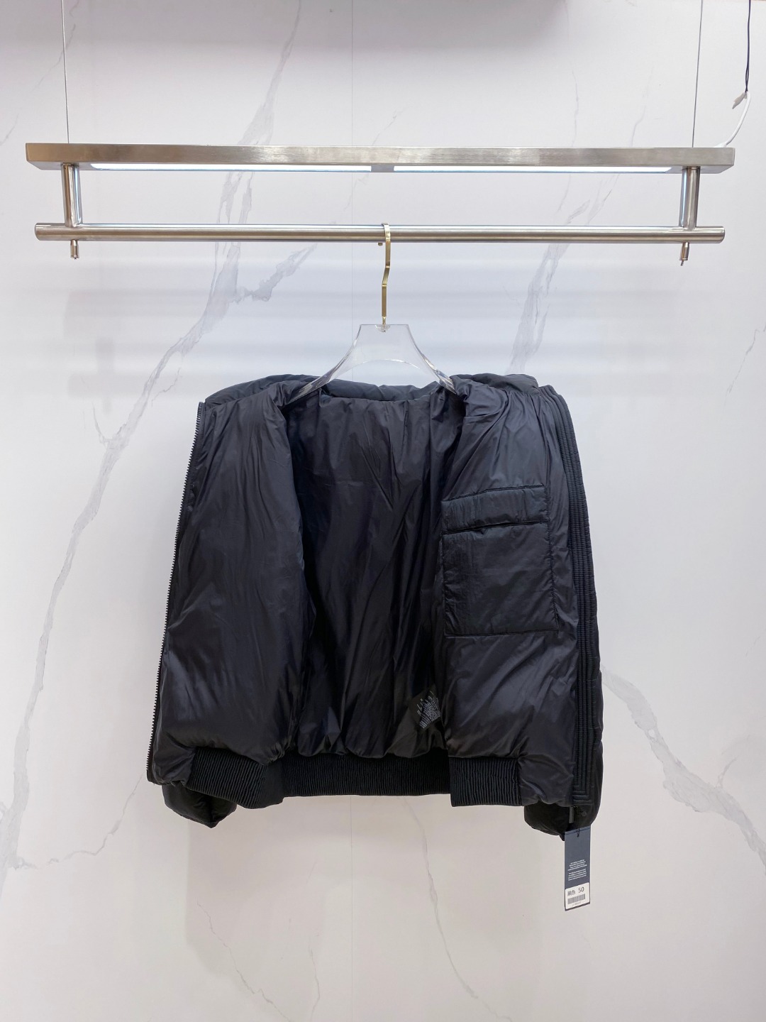 Dior 迪奥 🆕🆕🆕25年冬季最新羽绒服立体剪裁廓形版型上身显瘦帅气！胸前小logo设计、时尚感极强。