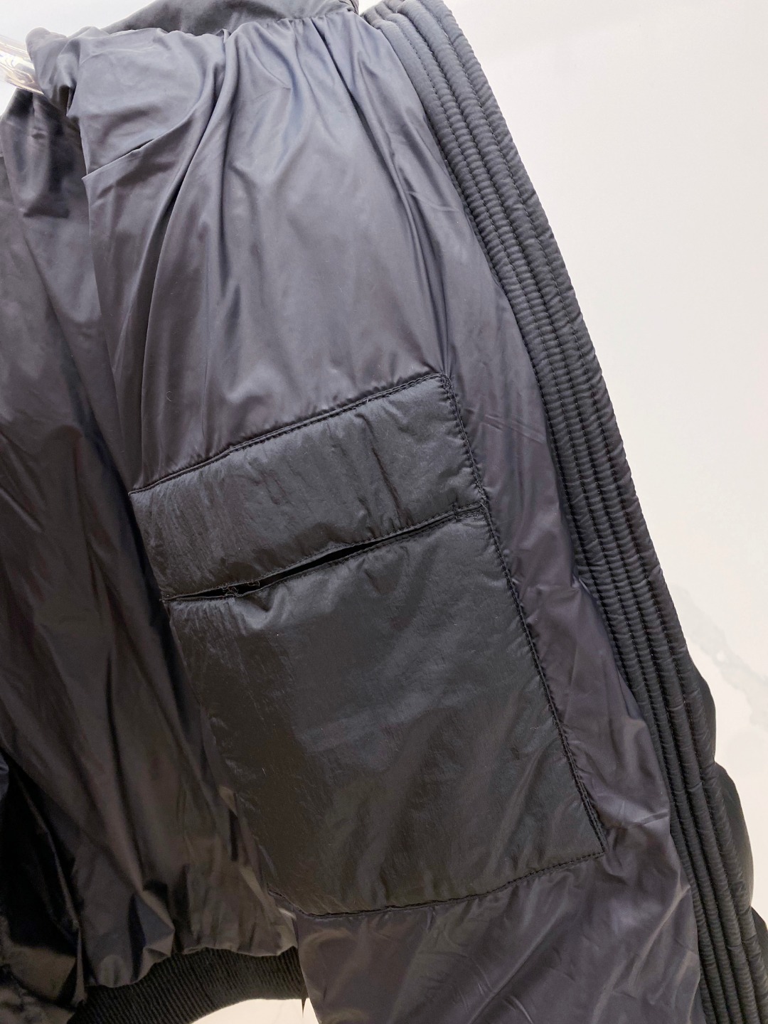 Dior 迪奥 🆕🆕🆕25年冬季最新羽绒服立体剪裁廓形版型上身显瘦帅气！胸前小logo设计、时尚感极强。