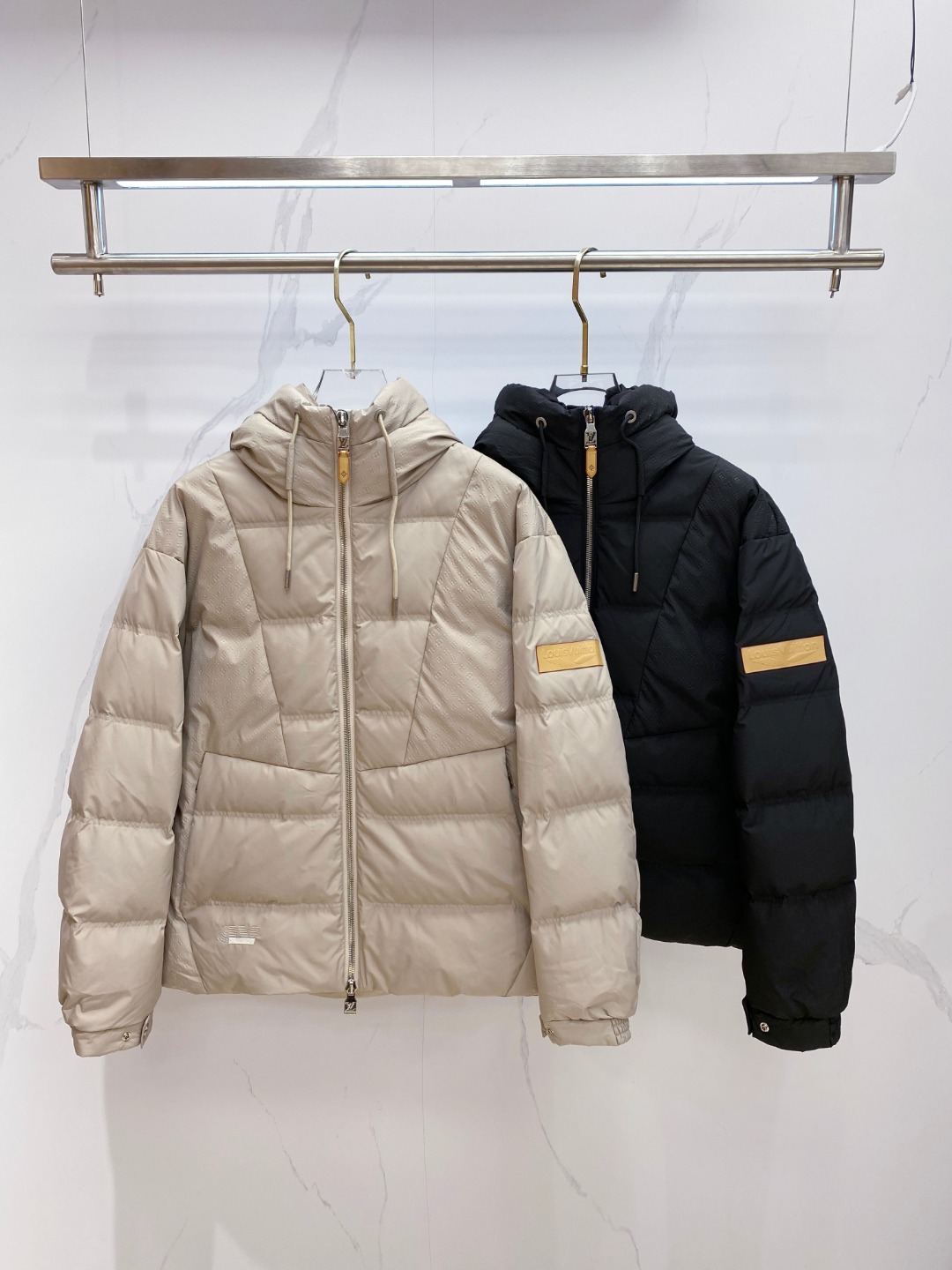 LOUIS*VUITTON 路易威登 FW2025秋冬新款羽绒服，Lv徽标压花钢印老花拼接连帽璀璨登场，