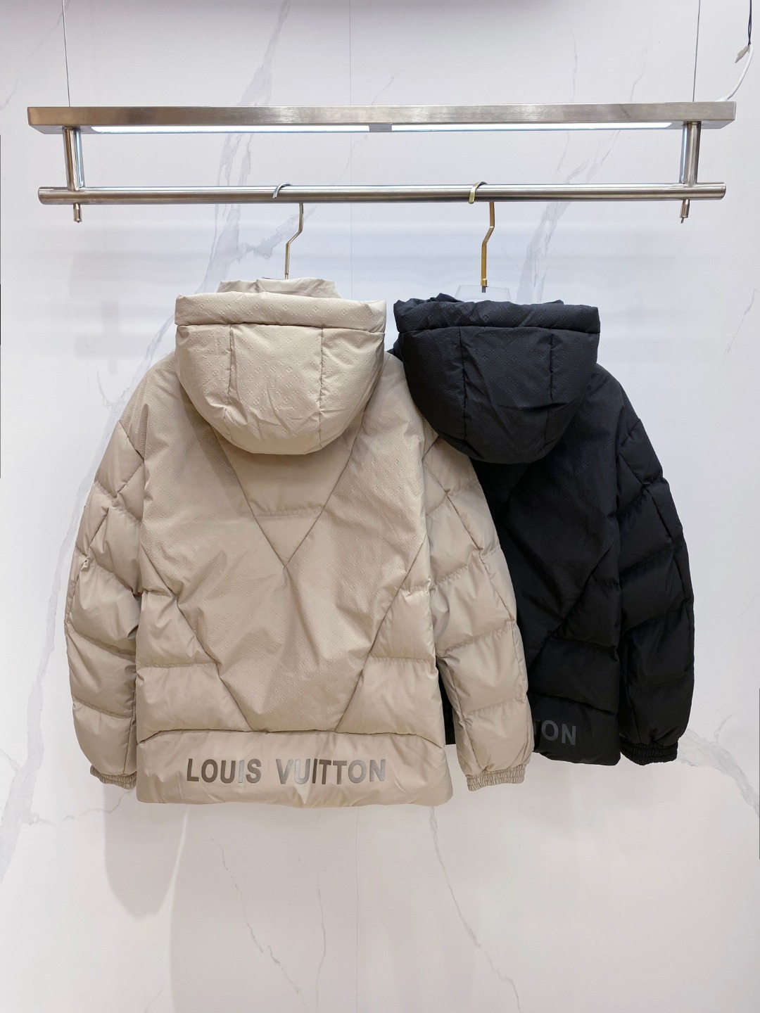 LOUIS*VUITTON 路易威登 FW2025秋冬新款羽绒服，Lv徽标压花钢印老花拼接连帽璀璨登场，