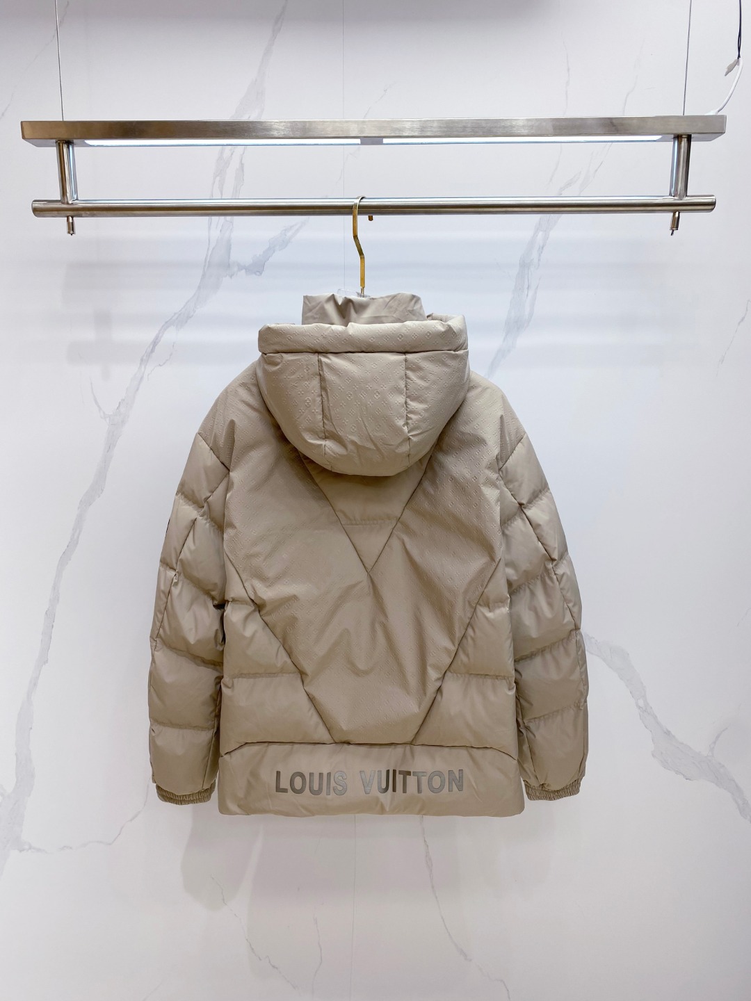 LOUIS*VUITTON 路易威登 FW2025秋冬新款羽绒服，Lv徽标压花钢印老花拼接连帽璀璨登场，