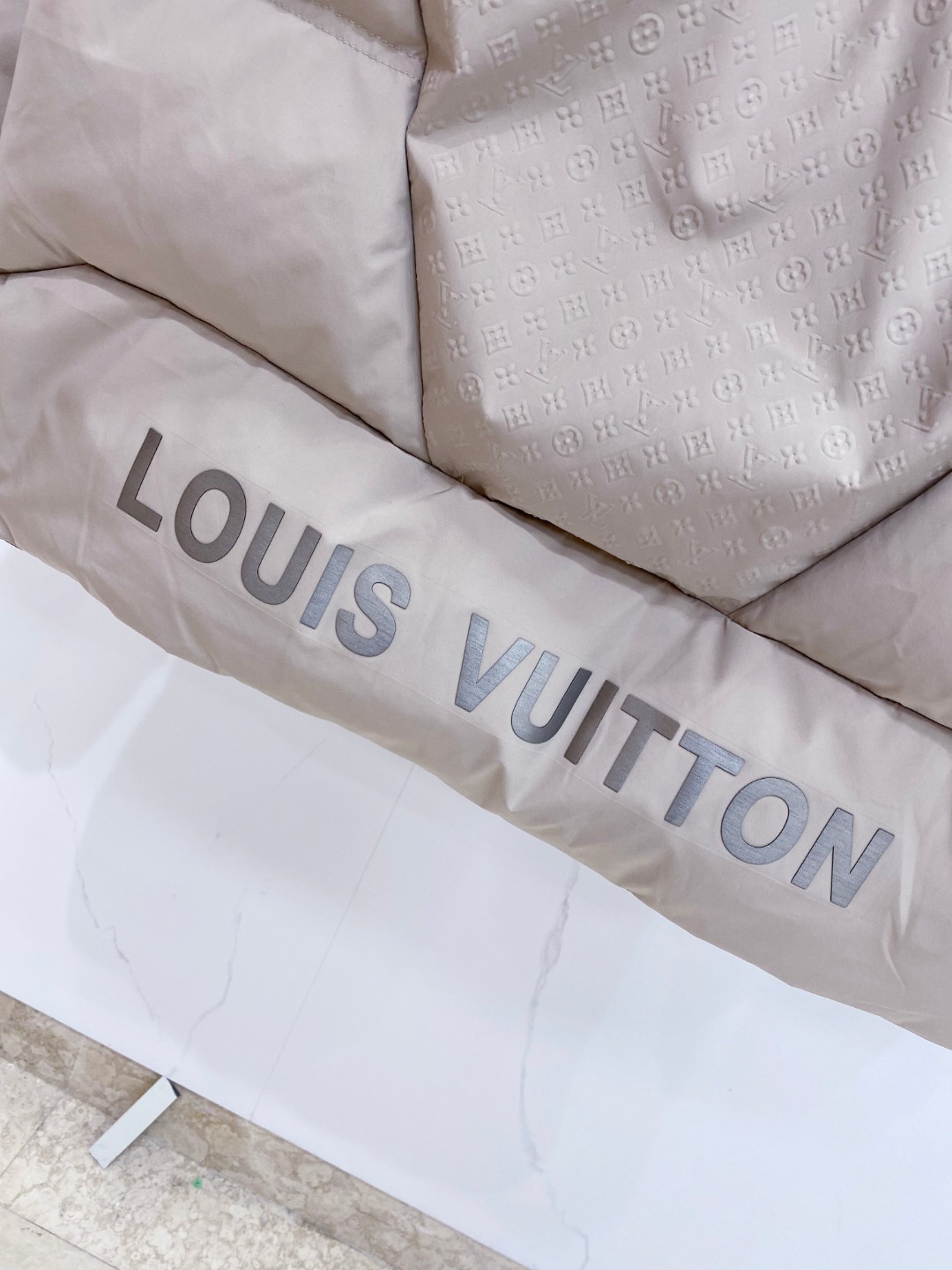 LOUIS*VUITTON 路易威登 FW2025秋冬新款羽绒服，Lv徽标压花钢印老花拼接连帽璀璨登场，