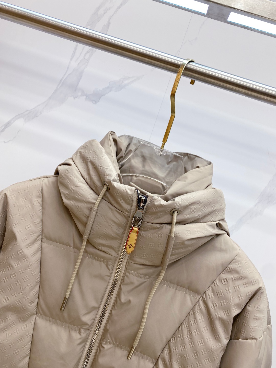 LOUIS*VUITTON 路易威登 FW2025秋冬新款羽绒服，Lv徽标压花钢印老花拼接连帽璀璨登场，