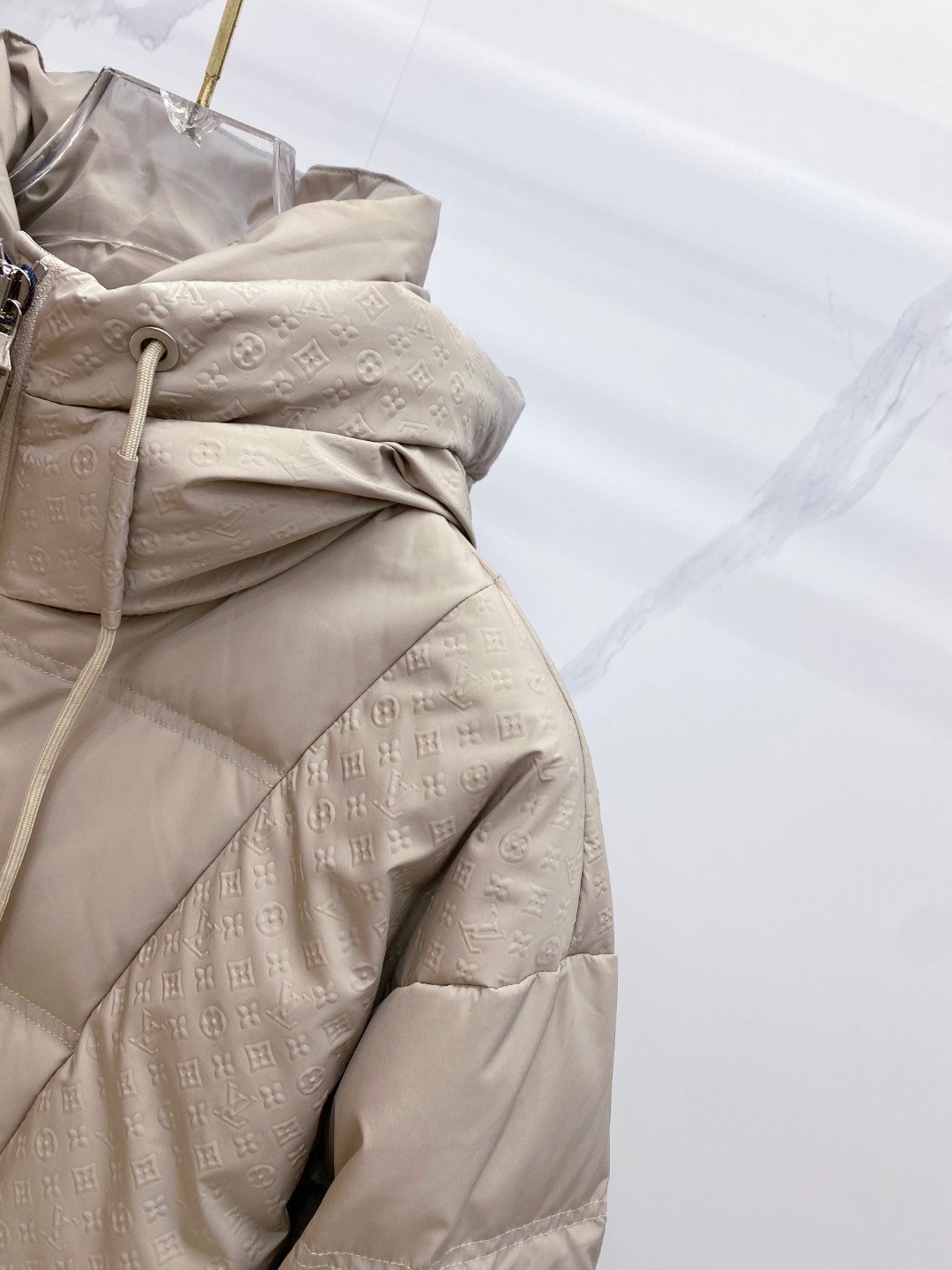 LOUIS*VUITTON 路易威登 FW2025秋冬新款羽绒服，Lv徽标压花钢印老花拼接连帽璀璨登场，