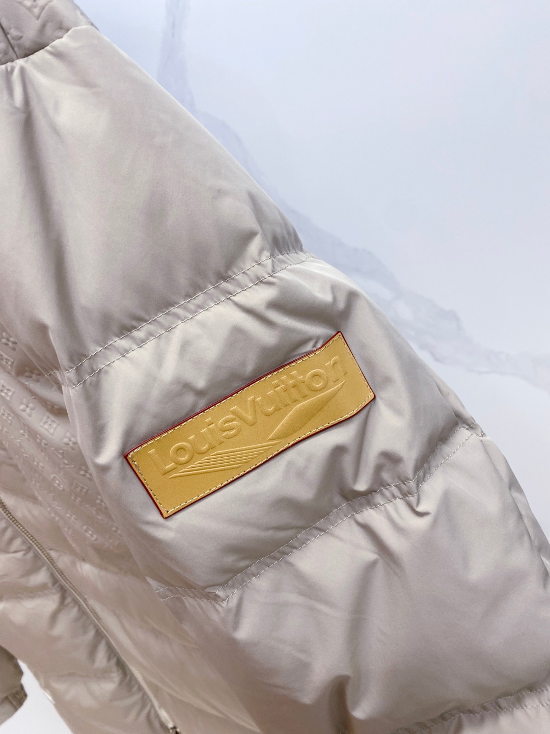 LOUIS*VUITTON 路易威登 FW2025秋冬新款羽绒服，Lv徽标压花钢印老花拼接连帽璀璨登场，