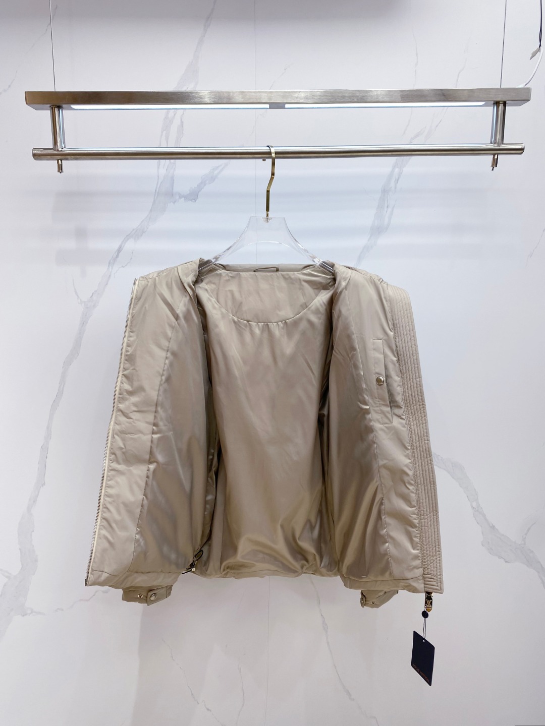 LOUIS*VUITTON 路易威登 FW2025秋冬新款羽绒服，Lv徽标压花钢印老花拼接连帽璀璨登场，