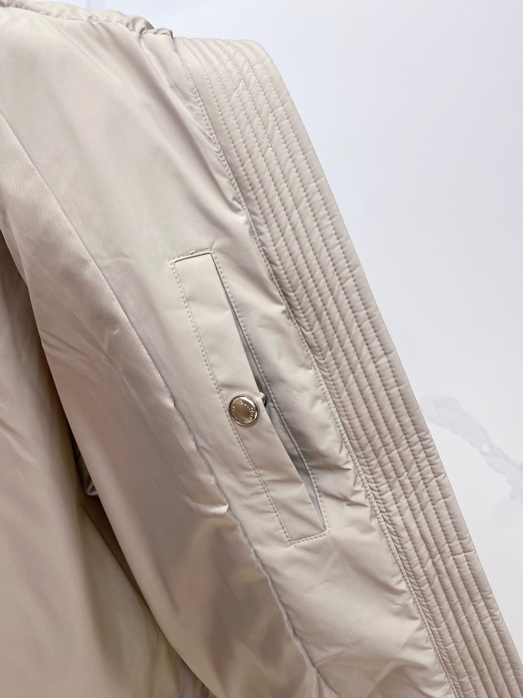 LOUIS*VUITTON 路易威登 FW2025秋冬新款羽绒服，Lv徽标压花钢印老花拼接连帽璀璨登场，