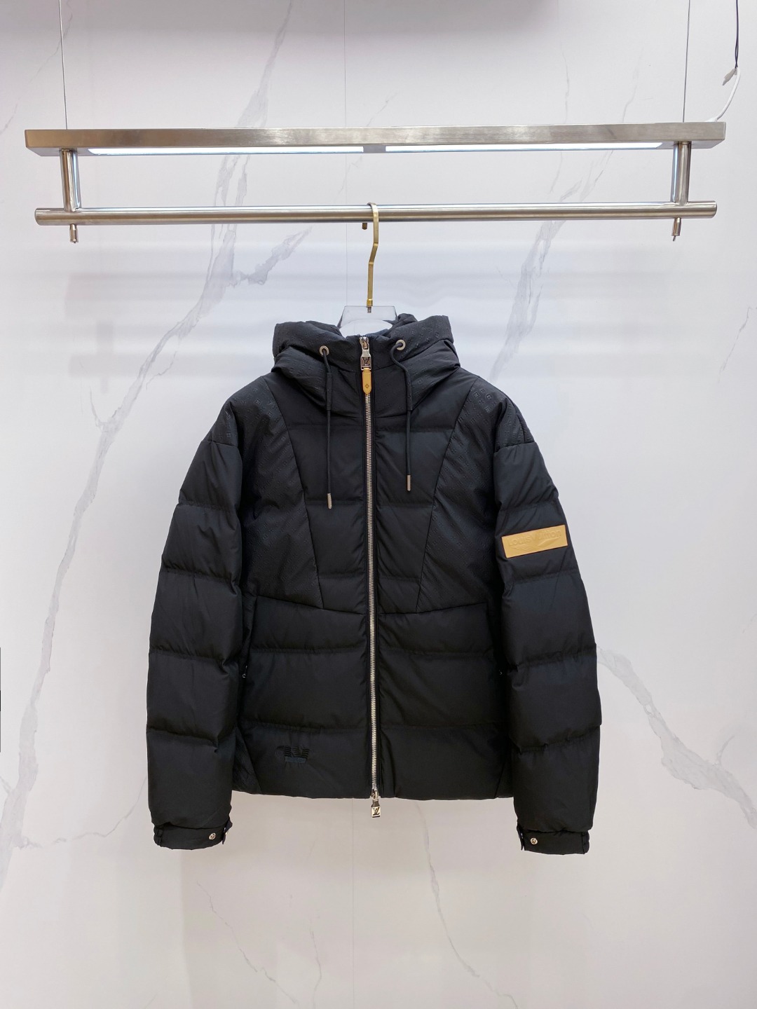 LOUIS*VUITTON 路易威登 FW2025秋冬新款羽绒服，Lv徽标压花钢印老花拼接连帽璀璨登场，