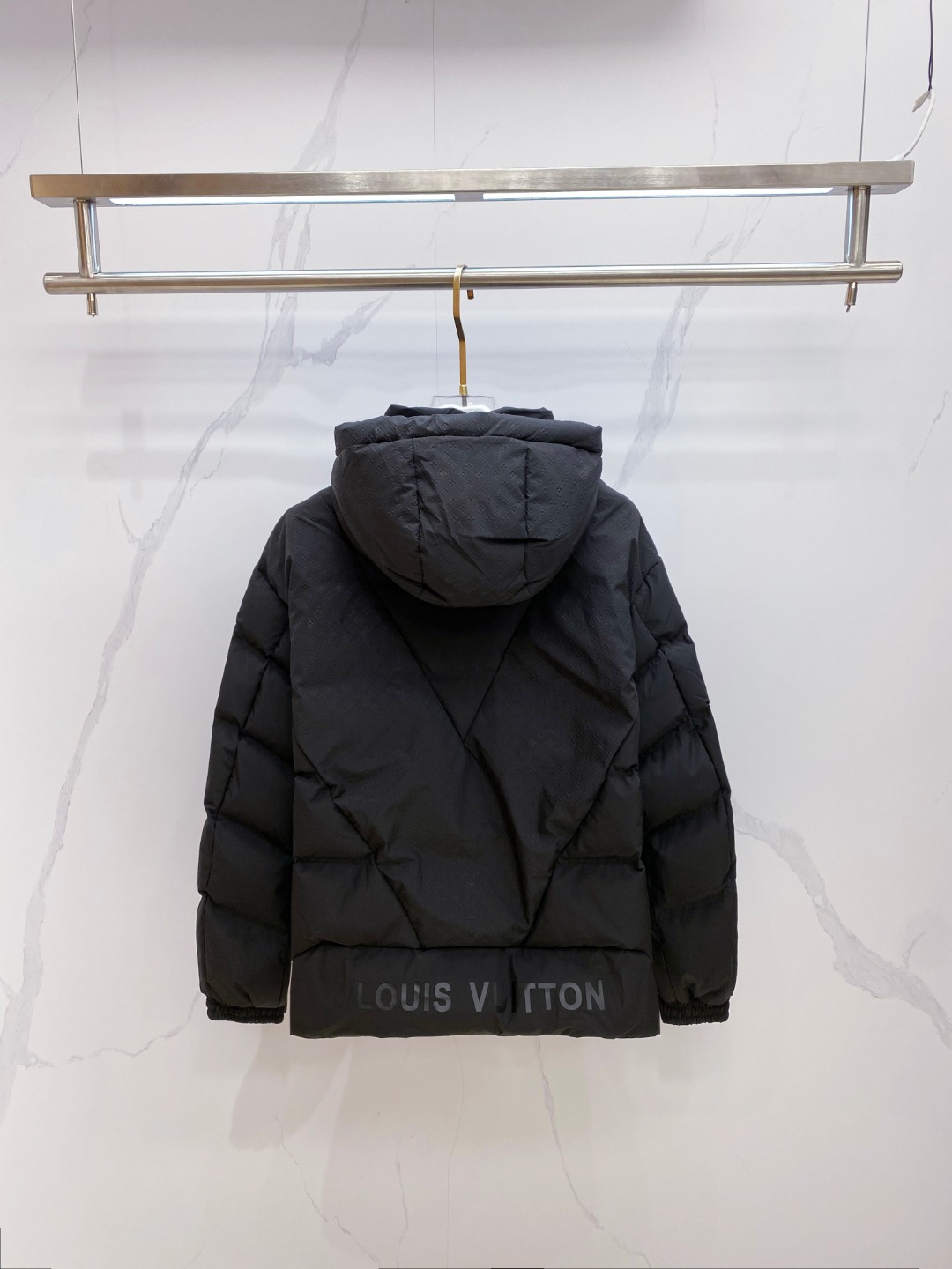 LOUIS*VUITTON 路易威登 FW2025秋冬新款羽绒服，Lv徽标压花钢印老花拼接连帽璀璨登场，