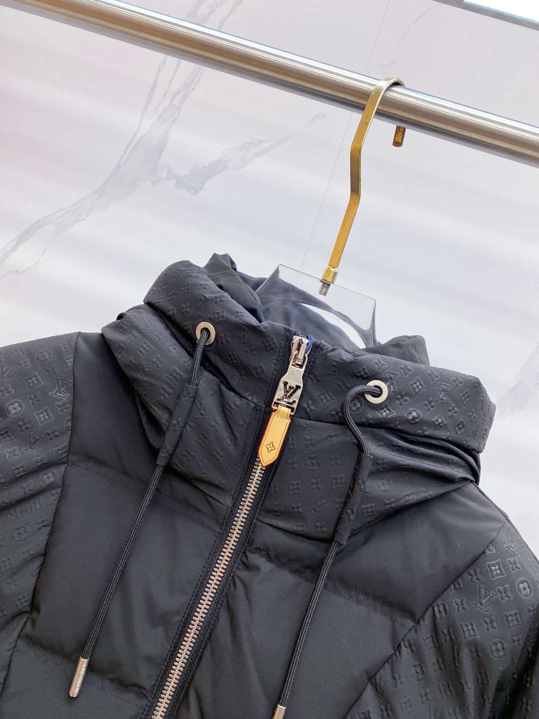 LOUIS*VUITTON 路易威登 FW2025秋冬新款羽绒服，Lv徽标压花钢印老花拼接连帽璀璨登场，