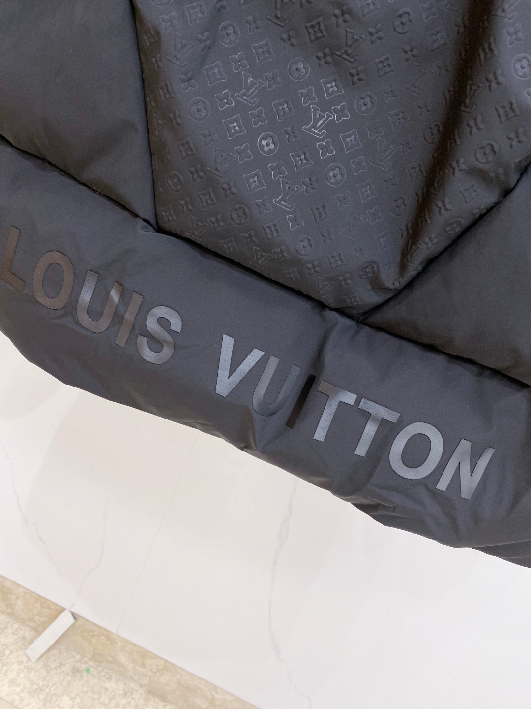 LOUIS*VUITTON 路易威登 FW2025秋冬新款羽绒服，Lv徽标压花钢印老花拼接连帽璀璨登场，