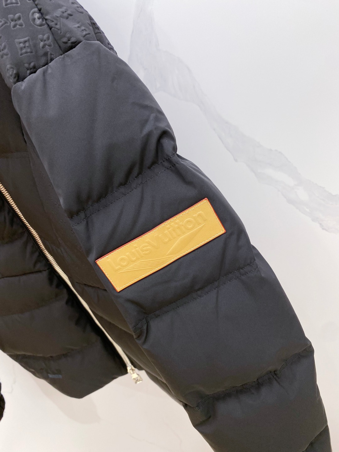 LOUIS*VUITTON 路易威登 FW2025秋冬新款羽绒服，Lv徽标压花钢印老花拼接连帽璀璨登场，