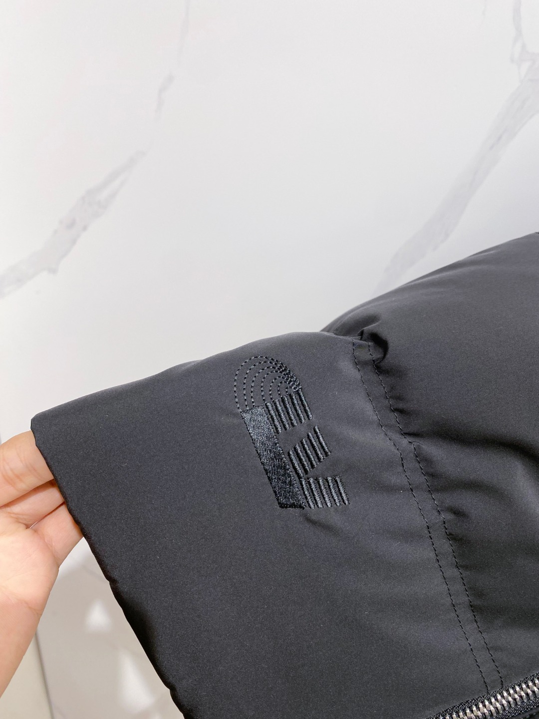 LOUIS*VUITTON 路易威登 FW2025秋冬新款羽绒服，Lv徽标压花钢印老花拼接连帽璀璨登场，