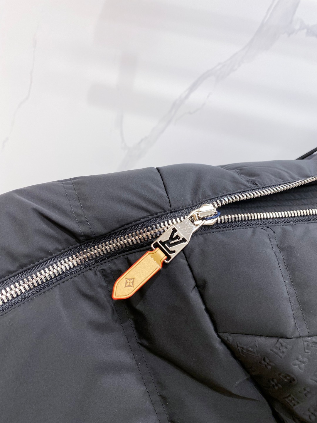 LOUIS*VUITTON 路易威登 FW2025秋冬新款羽绒服，Lv徽标压花钢印老花拼接连帽璀璨登场，