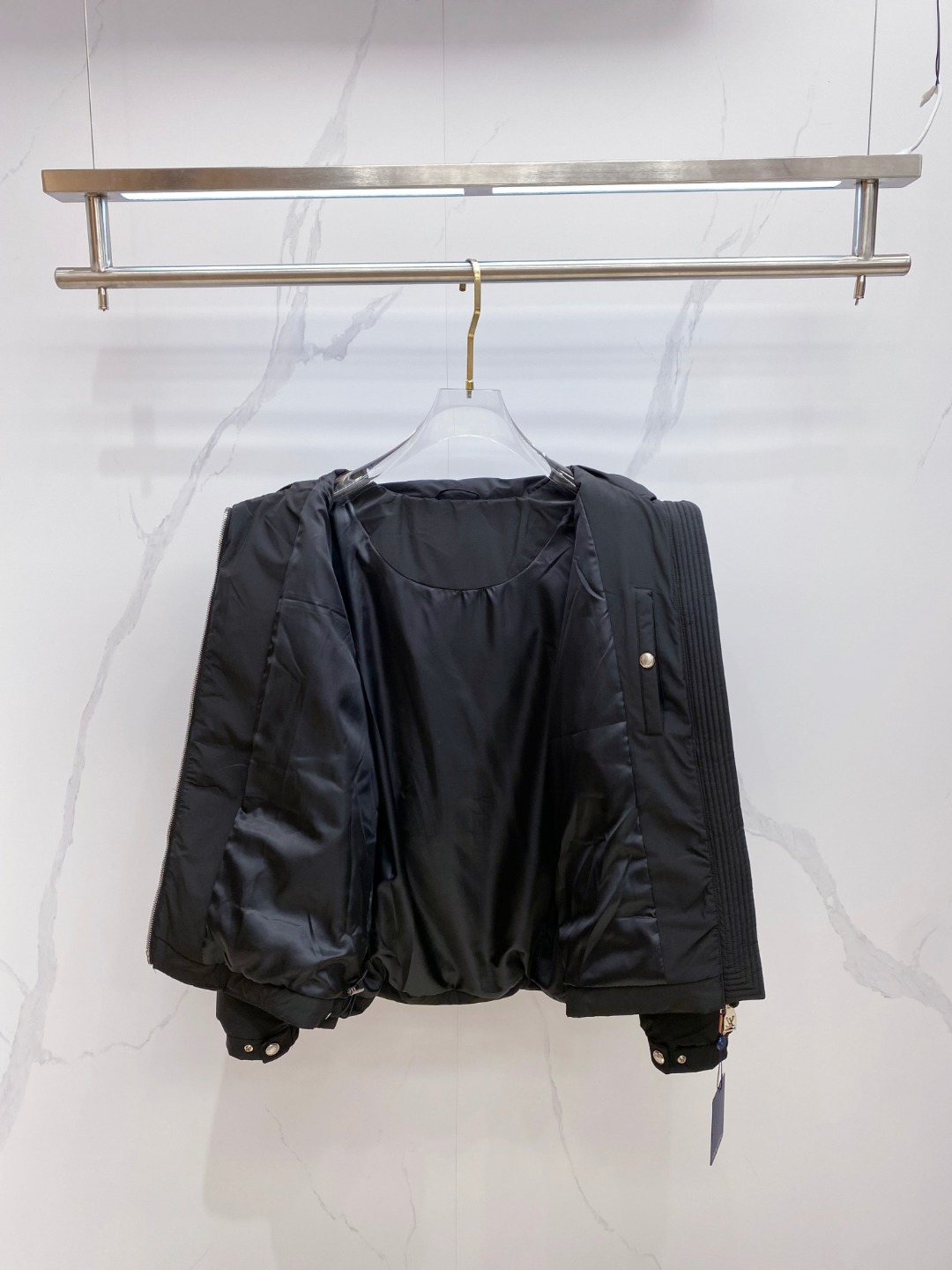 LOUIS*VUITTON 路易威登 FW2025秋冬新款羽绒服，Lv徽标压花钢印老花拼接连帽璀璨登场，