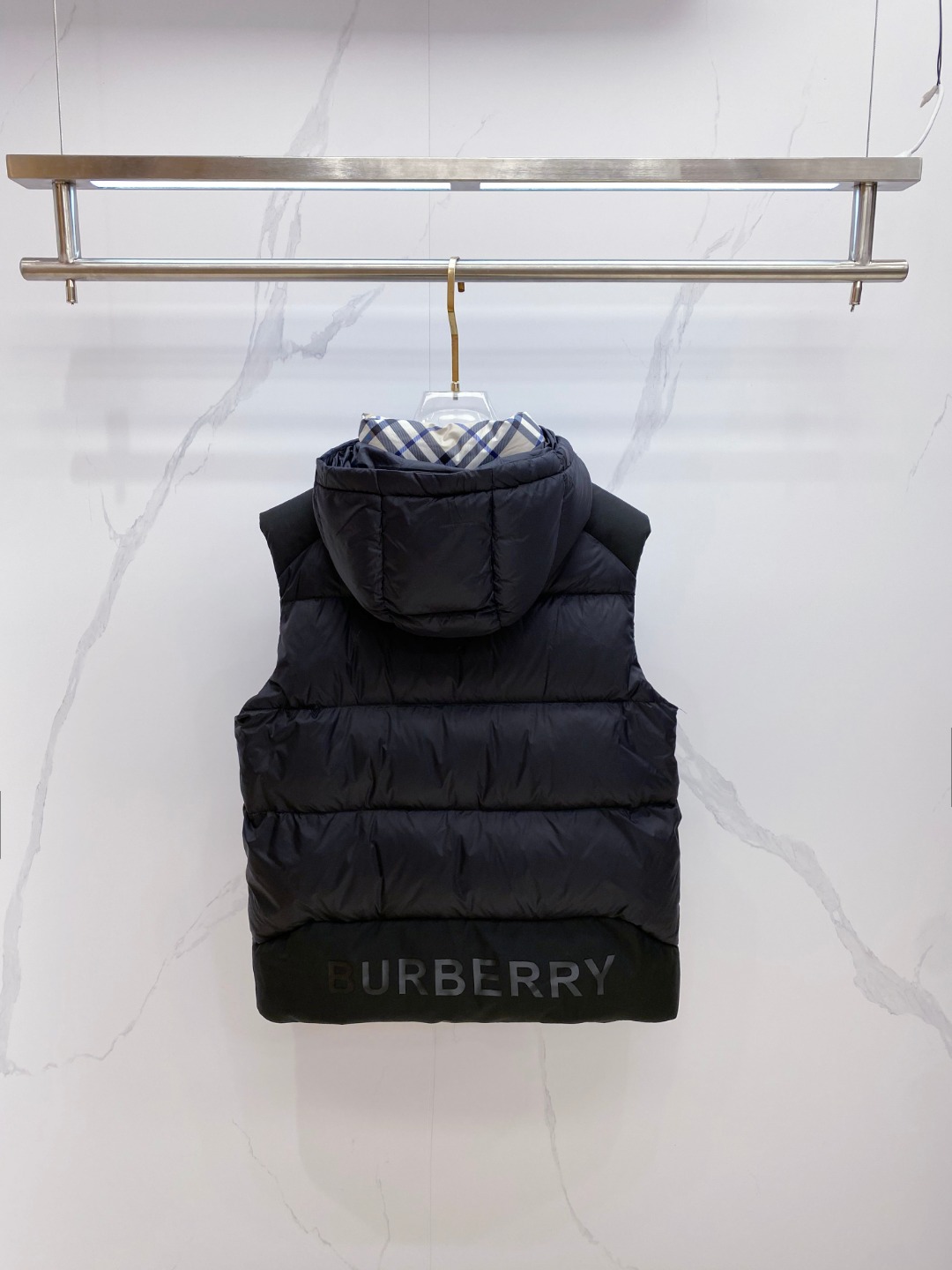 爆款羽绒服 BURBERRY巴宝莉 2025新款羽绒服秀场新品，袖子可拆卸，一衣两穿。品相非常完美，专柜