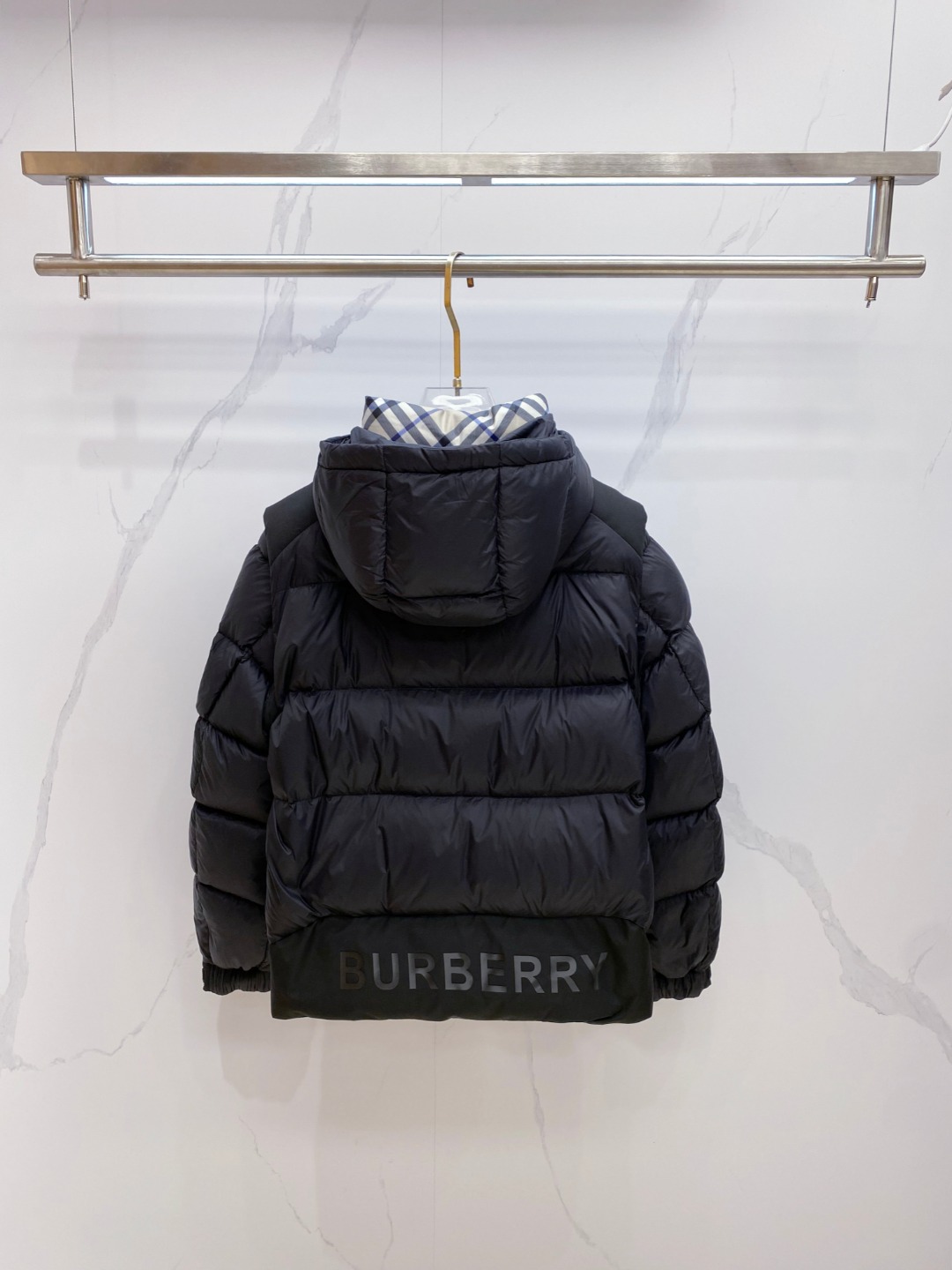 爆款羽绒服 BURBERRY巴宝莉 2025新款羽绒服秀场新品，袖子可拆卸，一衣两穿。品相非常完美，专柜