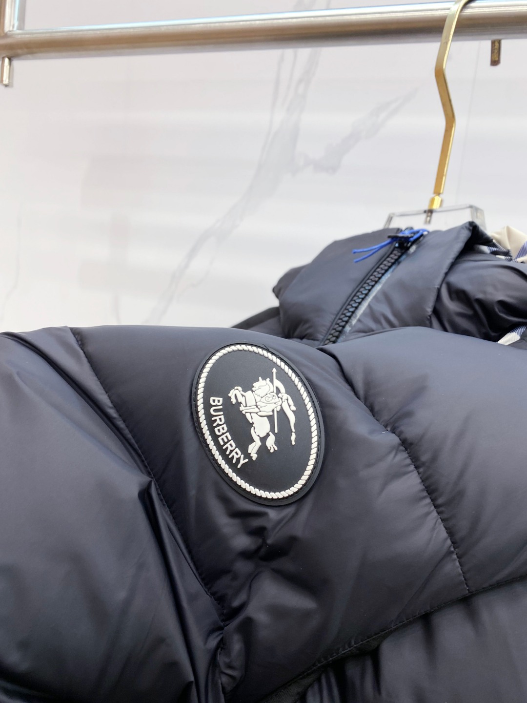 爆款羽绒服 BURBERRY巴宝莉 2025新款羽绒服秀场新品，袖子可拆卸，一衣两穿。品相非常完美，专柜