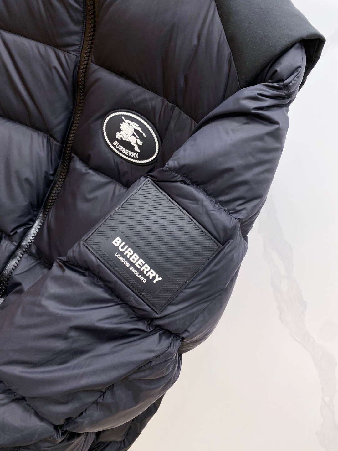 爆款羽绒服 BURBERRY巴宝莉 2025新款羽绒服秀场新品，袖子可拆卸，一衣两穿。品相非常完美，专柜