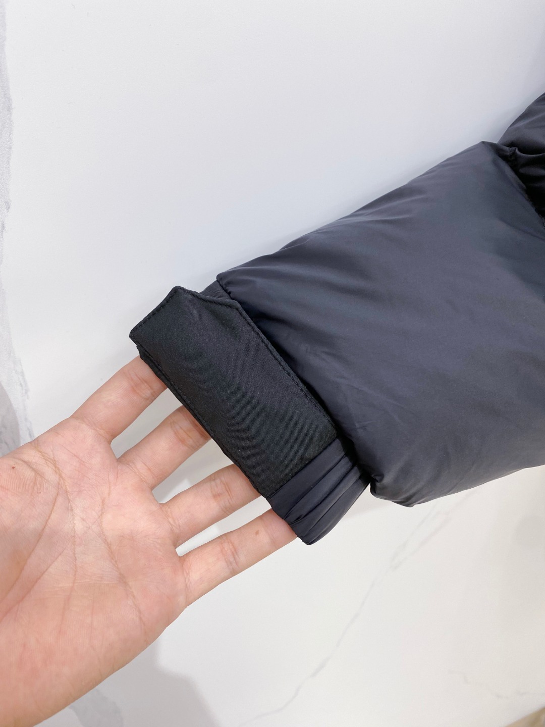 爆款羽绒服 BURBERRY巴宝莉 2025新款羽绒服秀场新品，袖子可拆卸，一衣两穿。品相非常完美，专柜