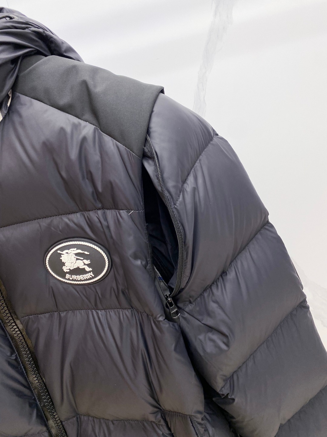 爆款羽绒服 BURBERRY巴宝莉 2025新款羽绒服秀场新品，袖子可拆卸，一衣两穿。品相非常完美，专柜