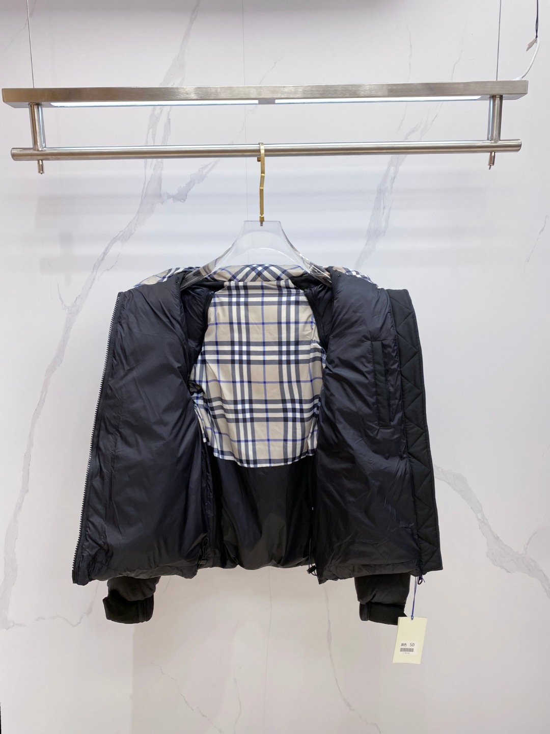 爆款羽绒服 BURBERRY巴宝莉 2025新款羽绒服秀场新品，袖子可拆卸，一衣两穿。品相非常完美，专柜